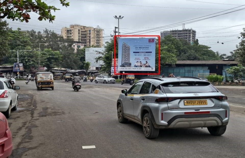 MediaWisse outdoor hoarding at 90 Feet Road Facing Gharda Circle: MediaWisse-operated board at 90 Feet Road in Dombivli, facing Gharda Circle (photo 1)