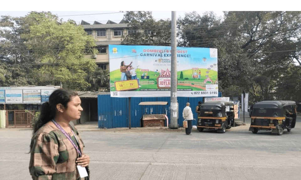 MediaWisse outdoor hoarding at Omkar International School, Facing Axis Bank: MediaWisse-operated board at Omkar International School in Dombivli, facing Axis Bank (photo 3)