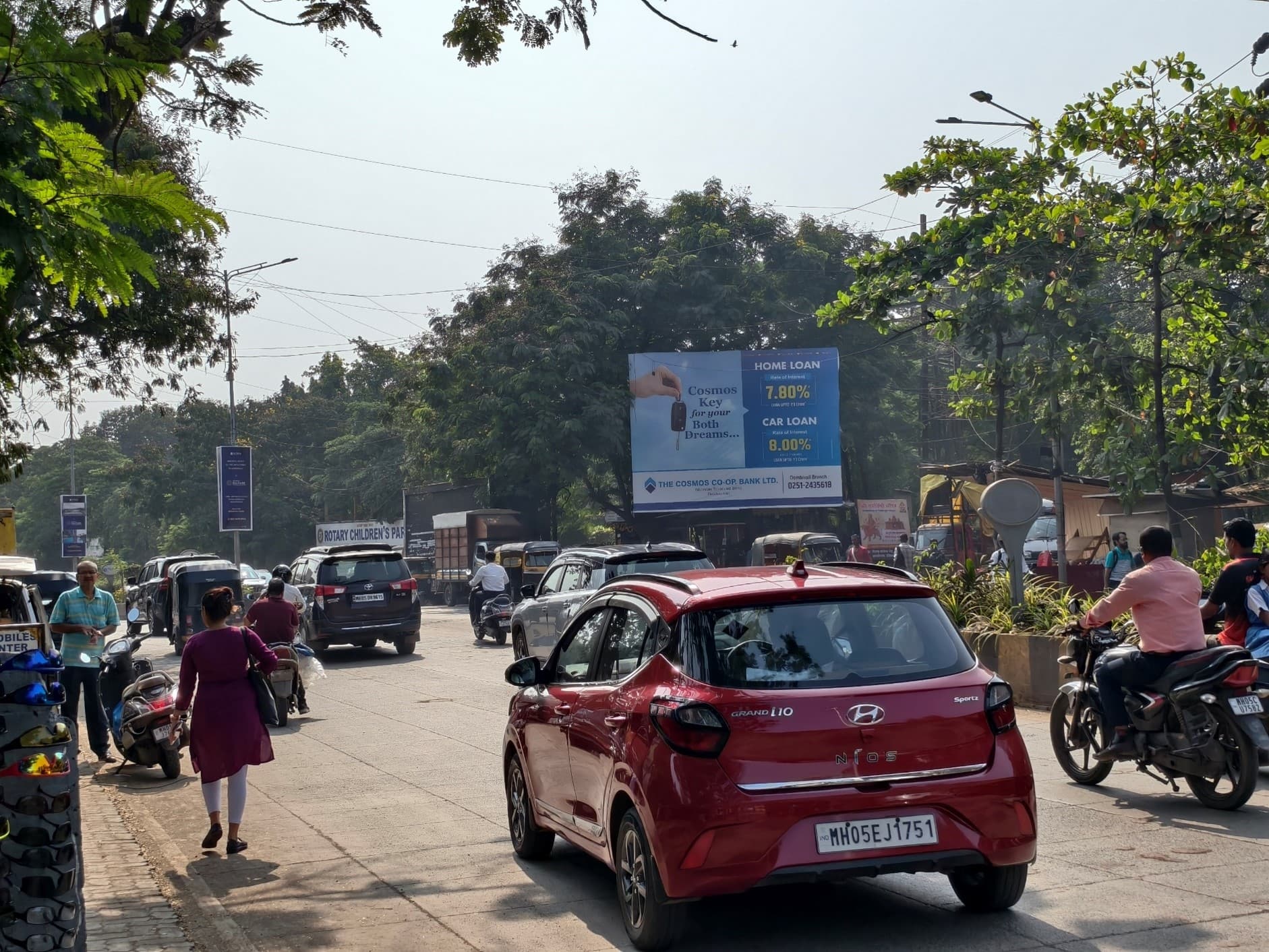 MediaWisse outdoor hoarding at Opposite Vijay Sales Facing Gharda Circle: MediaWisse-operated board at Opposite Vijay Sales in Dombivli, facing Gharda Circle (photo 1)