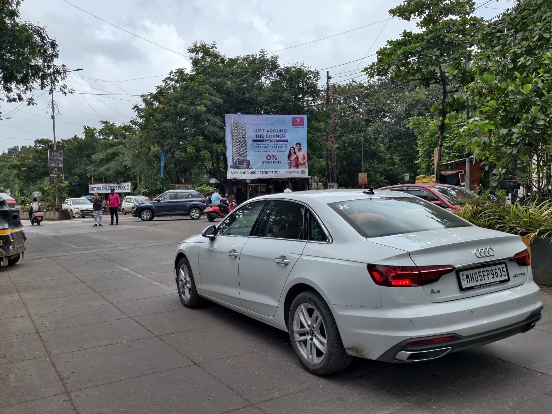 MediaWisse outdoor hoarding at Opposite Vijay Sales Facing Gharda Circle: MediaWisse-operated board at Opposite Vijay Sales in Dombivli, facing Gharda Circle (photo 3)