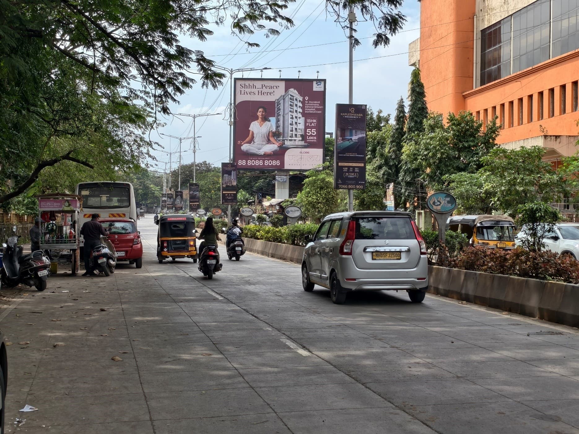 MediaWisse outdoor hoarding at Pendarkar College Facing Regency: MediaWisse-operated board at Pendarkar College in Dombivli, facing Regency (photo 3)