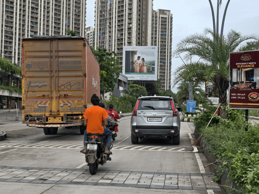 MediaWisse outdoor hoarding at Regency Anantam Towards RustomJee Facing Vicco Naka: MediaWisse-operated board at Regency Anantam Towards RustomJee in Dombivli, facing Vicco Naka (photo 3)