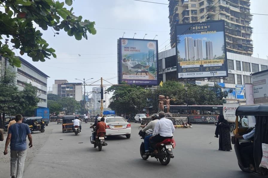 MediaWisse outdoor hoarding at Bail Bazar Circle Dominos Facing Patripul LHS: MediaWisse-operated board at Bail Bazar Circle Dominos in Kalyan, facing Patripul LHS (photo 2)