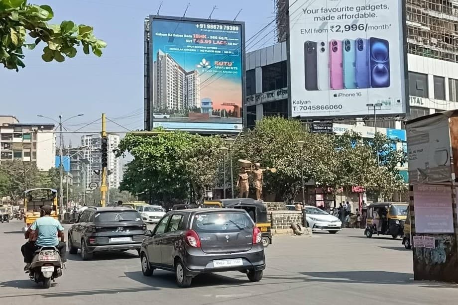 MediaWisse outdoor hoarding at Bail Bazar Circle Dominos Facing Patripul LHS: MediaWisse-operated board at Bail Bazar Circle Dominos in Kalyan, facing Patripul LHS (photo 3)