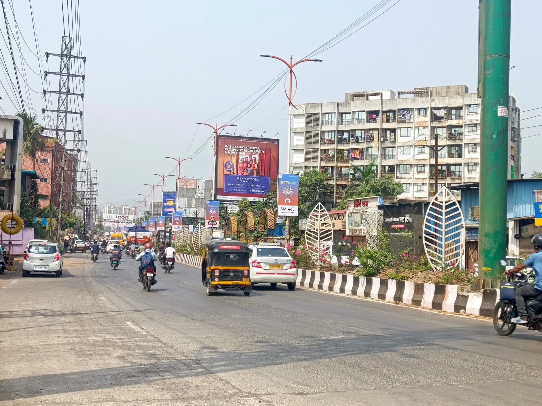 MediaWisse outdoor hoarding at Katai Naka Facing Kalyan: MediaWisse-operated board at Katai Naka in Kalyan-Shil Road, facing Kalyan (photo 2)