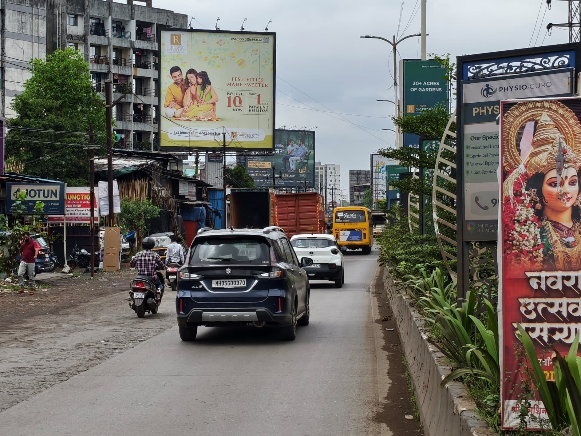 MediaWisse outdoor hoarding at Katai Naka Facing Vashi: MediaWisse-operated board at Katai Naka in Kalyan-Shil Road, facing Vashi (photo 2)