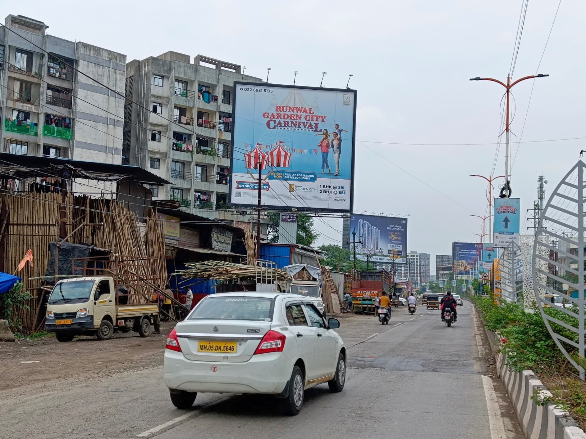 MediaWisse outdoor hoarding at Katai Naka Facing Vashi: MediaWisse-operated board at Katai Naka in Kalyan-Shil Road, facing Vashi (photo 3)