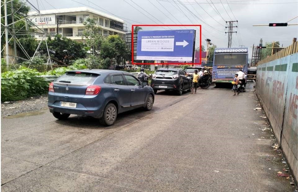 MediaWisse outdoor hoarding at Opposite Regency Entrance Facing Vashi: MediaWisse-operated board at Opposite Regency Entrance in Kalyan-Shil Road, facing Vashi (photo 1)